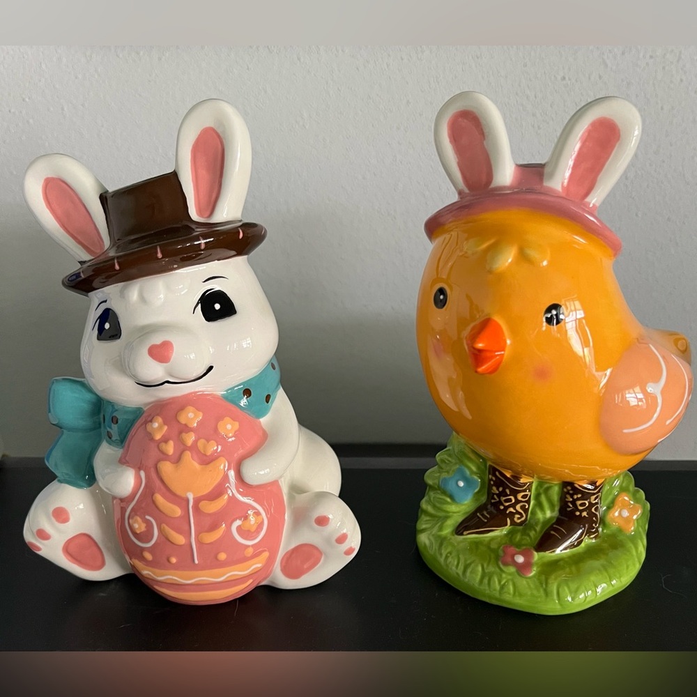 HEB Texas-themed Easter Bunny & Chick Decor & matching Salt & Pepper Shaker Set